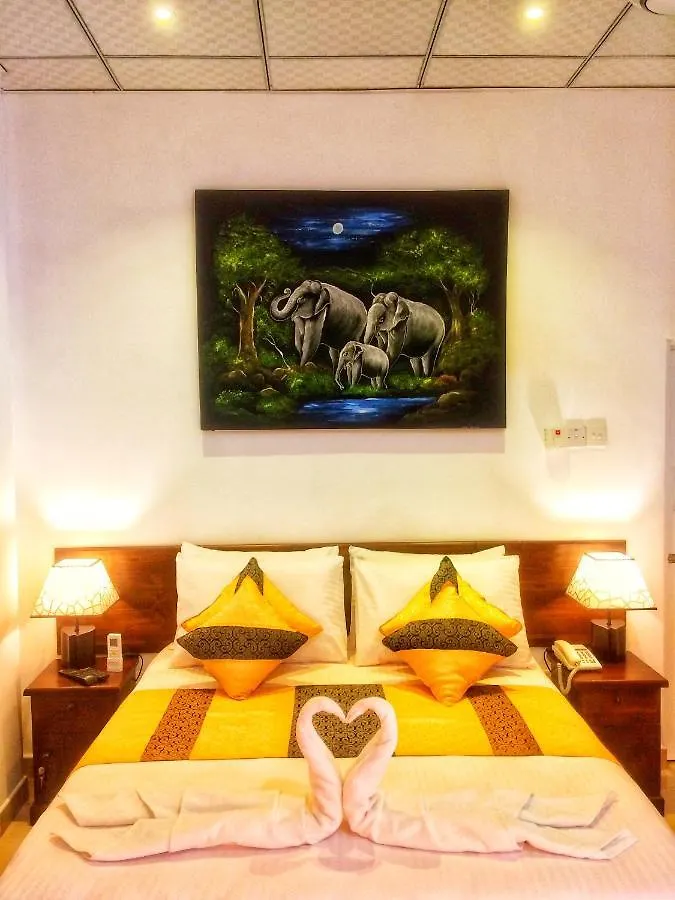 Empire Valley Hotel Kandy 3*,